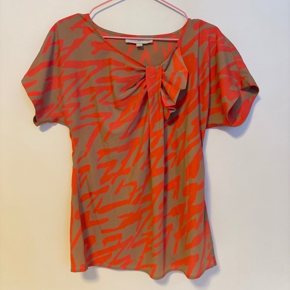 LOFT Short Sleeve Pleated Bow Neckline Blouse Top Orange Tan Abstract Womens XS